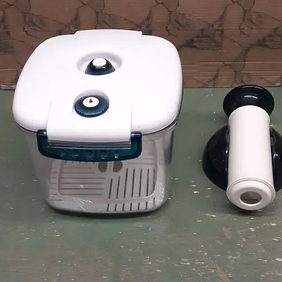 NEW-Vacco Ultra-Vac Food Storage container‎ and air pump,