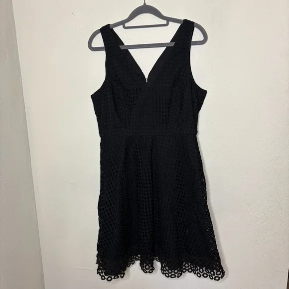 Donna Morgan Black Sleeveless V-Neck Lace Mini Dress