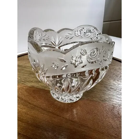 Oneida Crystal‎ Potpourri/Candle Bowl Southern Garden Scallop Frosted Floral Rim