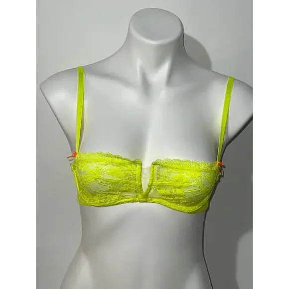 Victoria Secret women’s laced bra