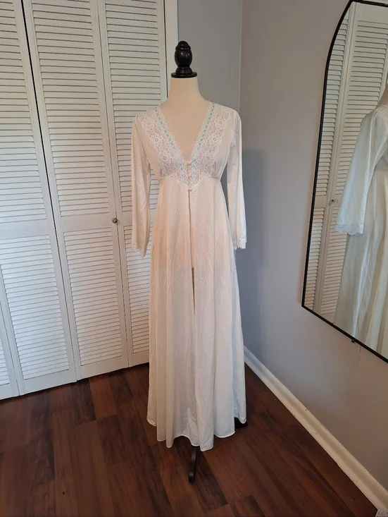 RARE vtg Lorraine ivory lace robe small *G