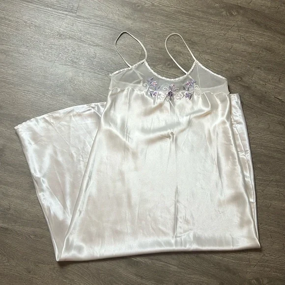 Vintage Ivy & Annabelle White‎ Satin Maxi Floral Embroidered Nightgown