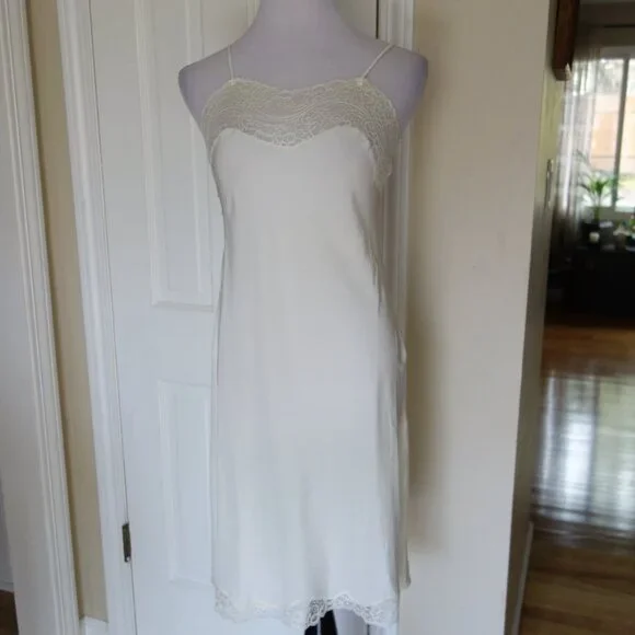 WACOAL made in U.S.A. Ivory Polyester Lace Slip Dress 34 bust / 40 length