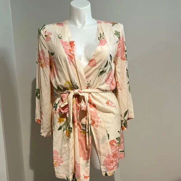Plum Pretty Sugar floral‎ robe size small