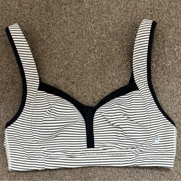 🎉3 for $50 🎉Lululemon Athletica Black and White Striped Sports Bra