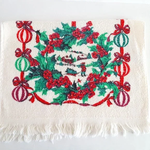 Vintage Holiday Kitchen Towel Outdoor Winter Scene Wreath Ornaments *AS IS*