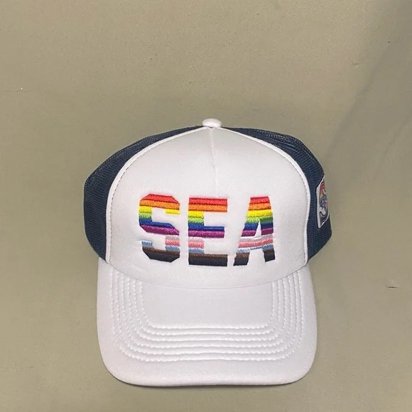 Seattle Mariners ‘2024 Pride Day Rainbow Trucker Hat O/S