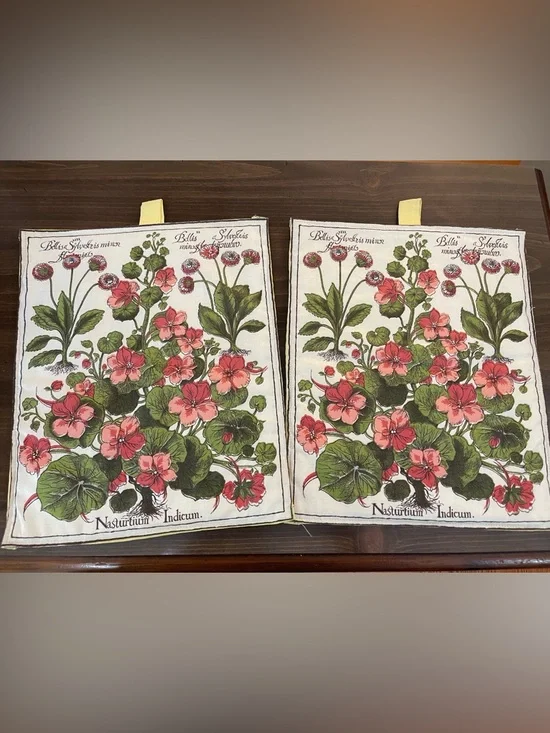 Vintage Botanical 1970s fabric potholders/Hot‎ pads set of 2 Grand Millenial