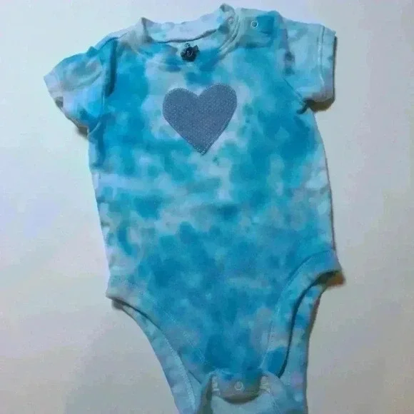 🌸New! Handmade Tie dyed onesie old navy 6-12 months heart