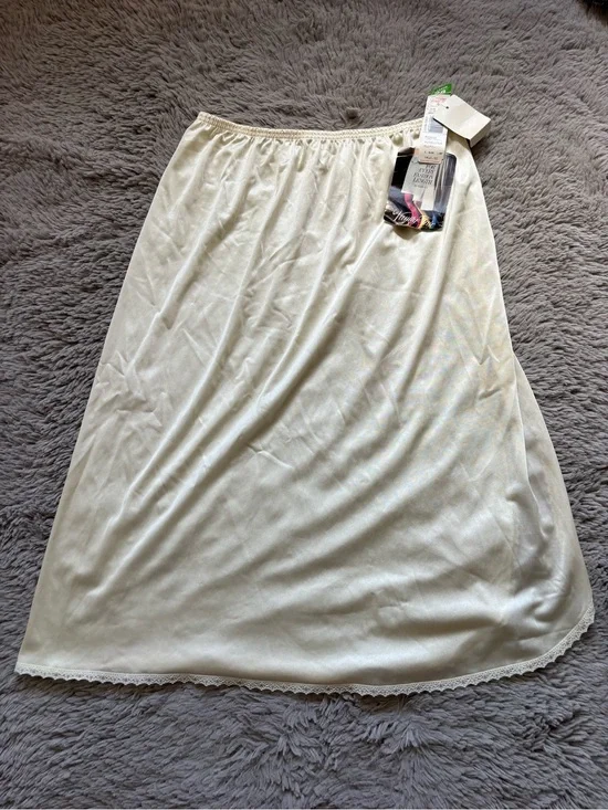 NWT Vanity Fair Cream Satin feel Half Slip with Lace Hem Vintage Size Large
