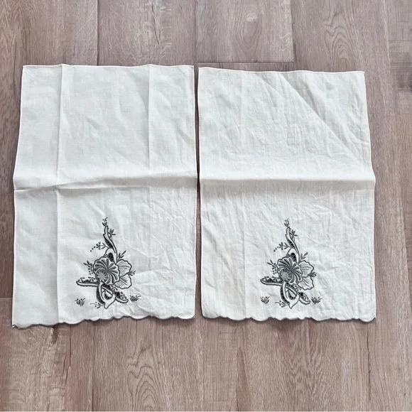 2 PCs Vintage Elegant‎ Off White Tea Towel Embroidered Gray Flower 19” X 13”