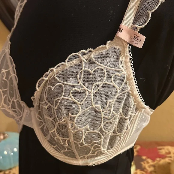 NWT Victoria's Secret Ivory Hesrts Lace Bra