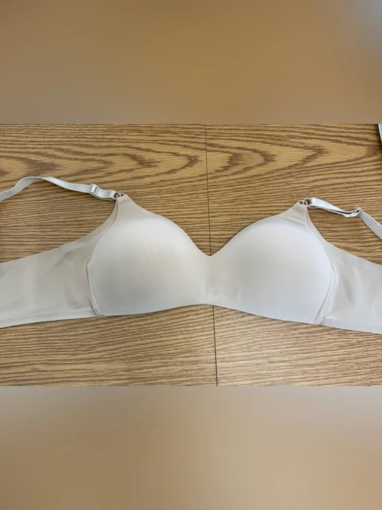 Warner’s Soft Taupe No Wire Soft  Molded Cups. 2 hooks. Very soft, not stiff.