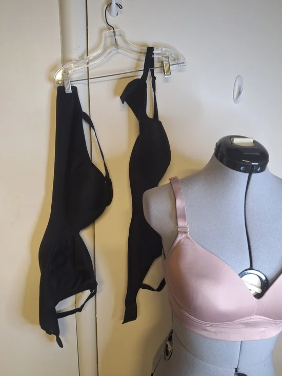 3 Warner's Nude Blush & 2 Black Wireless  Everyday Support Bras Size 36 D