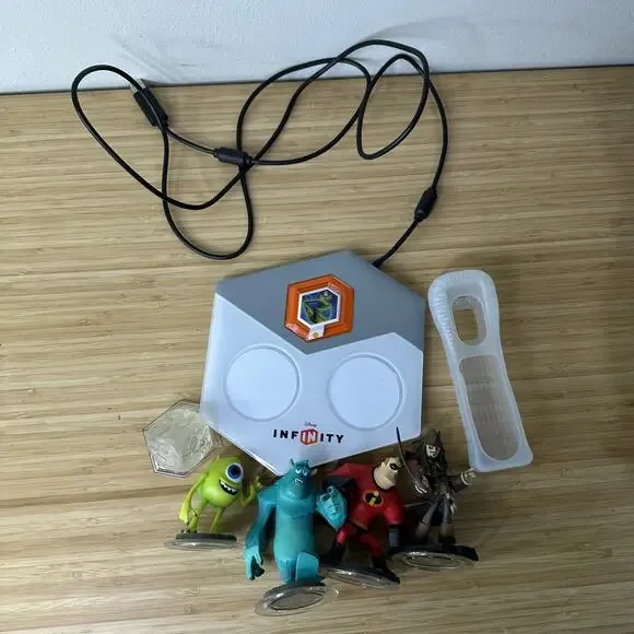 Disney Infinity Base Set USB Portal With 4 Figures Power Discs‎ Wii Game Lot