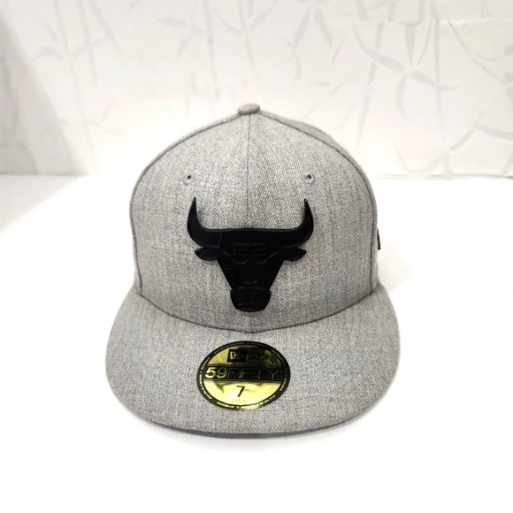 New Era NBA Chicago Bulls Metal Badge 59FIFTY Fitted‎ Cap Gray  7  55.8cm EUC