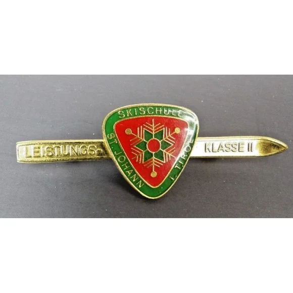 St Johann Skischule Patrol Skiing Ski Pin Leistungs Klasse II Vintage