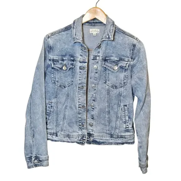 Wonderly Denim Jacket Light Wash Button Front Inside and Outside Pockets