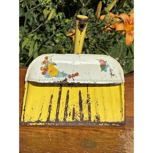 Vintage Yellow Metal Dustpan Fruit Grannycore JV Reed Cottagecore Farmhouse
