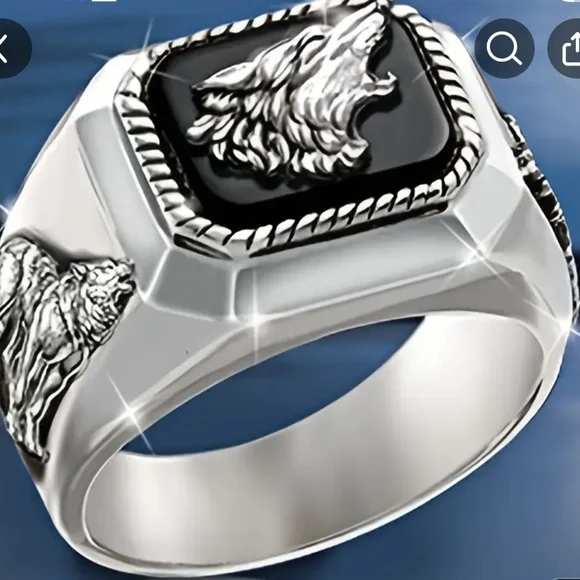 Wolf Design Silver and Black Men's Ring