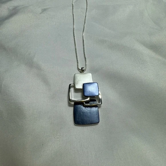 GEOMETRIC PENDANT NECKLACE