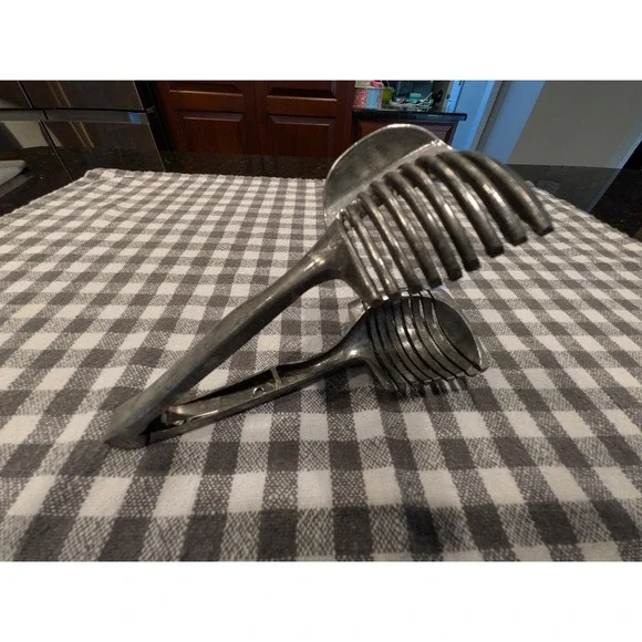 Vintage Cast Aluminum Tomato Slicer Tongs Handheld Vegetable Fruit Slicing Guide