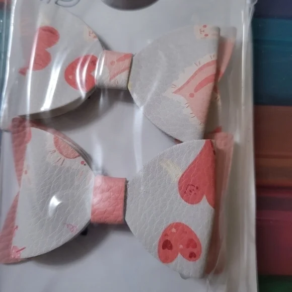 2 pack Faux leather girls hair bows clip in, hearts‎