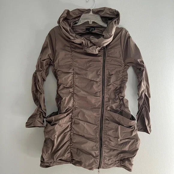 Sun Kim ME103‎ Ruched Lagenlook Zip Front Jacket Taupe XS USA Wire Collar