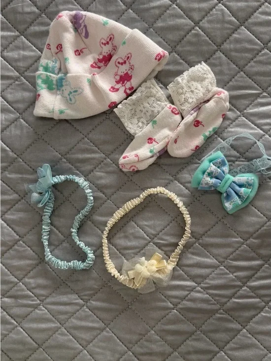 Baby hat, booties 3 hair ribbons small baby