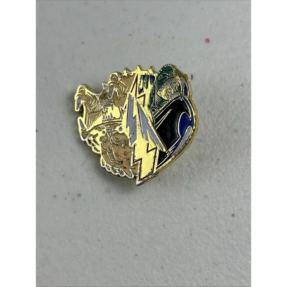Alien VS Predator Lapel Pin Video Loot Gaming Silver Color Outline