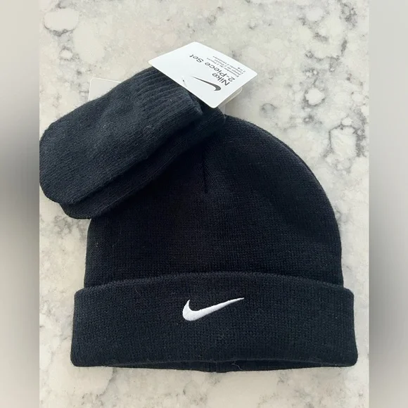 Nike infant cuffed Winter Hat And Mittens Size 12/24 months NWT