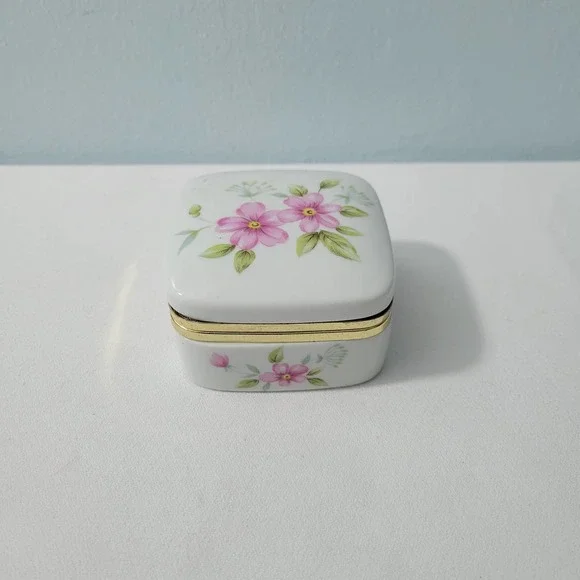 Small Made in Japan Ceramic Jewelry Box Size 3.25L x 3.25W x 1.750H  51323-4Tclo