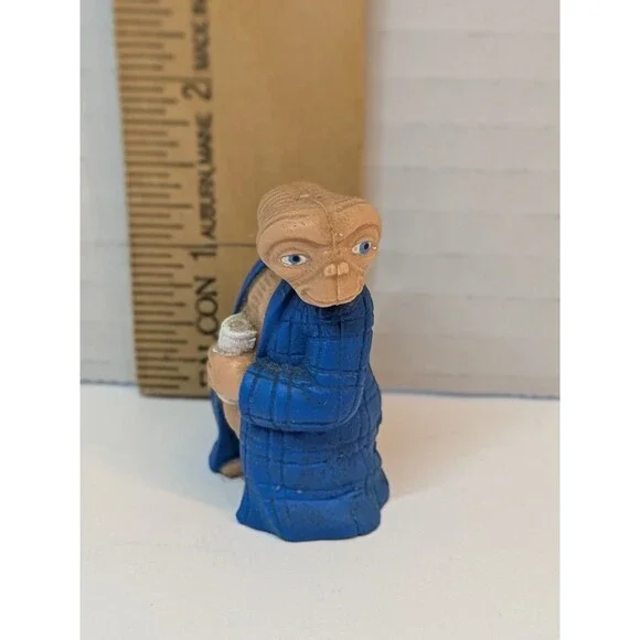 1982 ET The Extra-Terrestrial Vintage 1.75” PVC Figure Blue Robe Beer Can