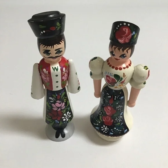 Russian Wooden Dolls Figurines PAIR Hand Painted Souvenir White Floral Vintage
