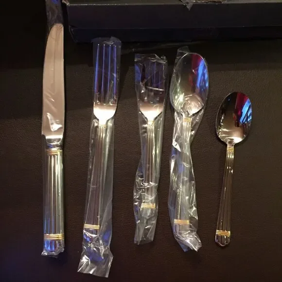 RETRONEU LOUVRE GOLD 5 pc placesetting New Boxed