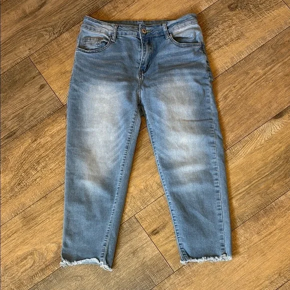 Stylish Blue Ankle Cropped Jeans with Distressed Hem