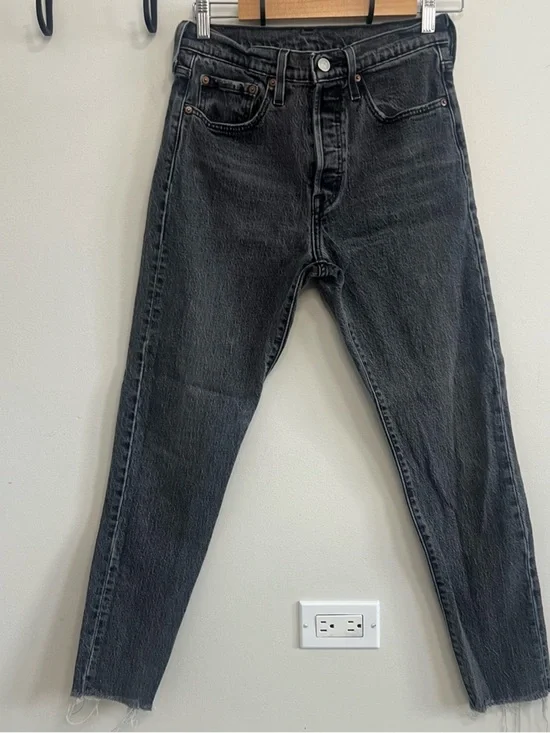 Levi’s High-Rise Black Wash Mom Jeans Straight Leg Skinny Levi’s 501 Minimalist