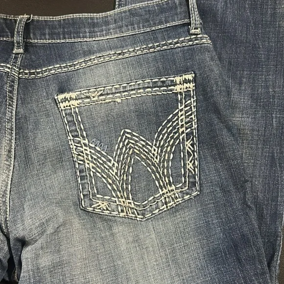 507. Wrangler Shilo women’s Embroidered Boot cut jeans size 15 / 16 x 32