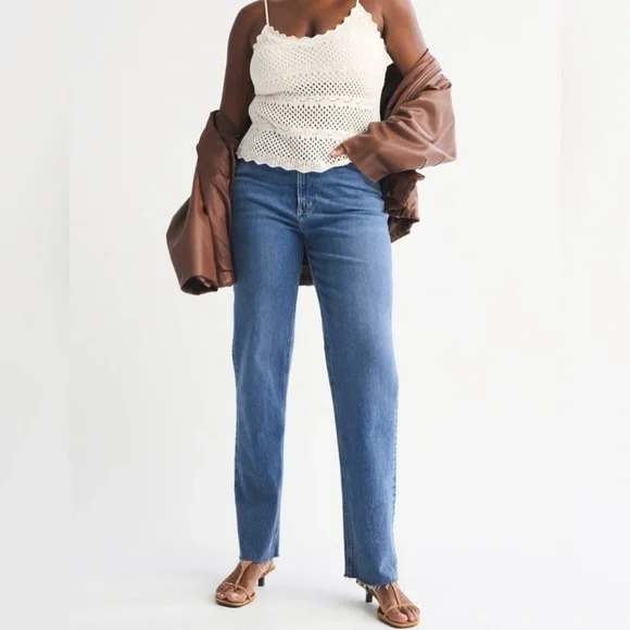 NWT Abercrombie & Fitch 90’s Straight Ultra High Rise, Med Raw Hem, 26 Regular