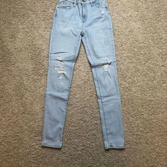Women’s Levi’s light wash skinny jeans distressed size 26