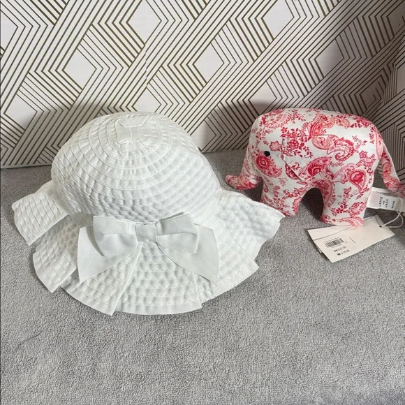 Janie and Jack hat‎ NWT White bucket Hat with bow and pleats and elephant rattle