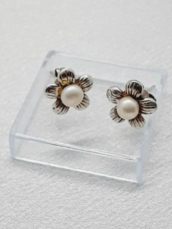 NEW 925 sterling silver and pearl petite minimalist flower post earrings
