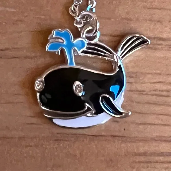EUC 🐳 Whale necklace 16” - 18”