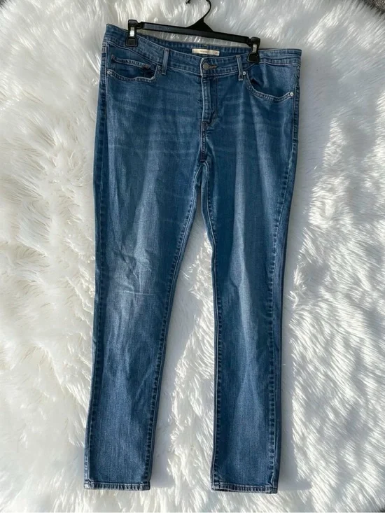 Levi's Mid Rise Women's Skinny Jeans in Medium Blue Wash size 33 x 32”