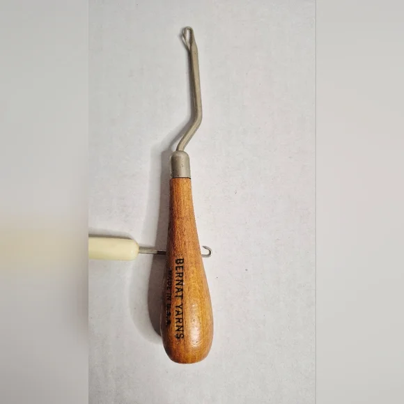Bernat Yarn Hook with‎ Wooden Handle