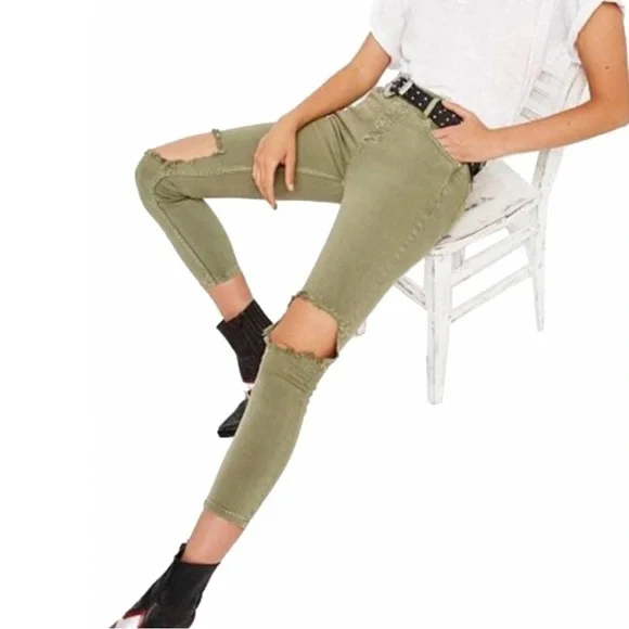 002: FREE PEOPLE green cropped skinny jeans with ripped knees Women’s size 26