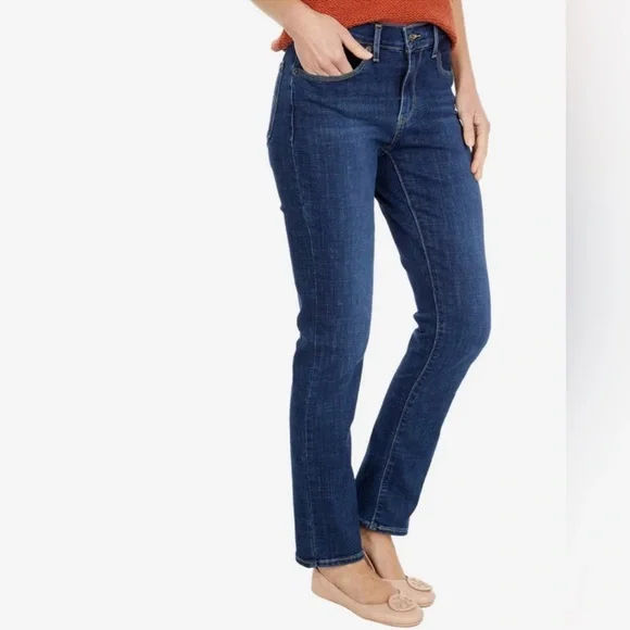 LEVI’S 6 Medium 28 x 30 Blue Wash Classic Straight Jeans