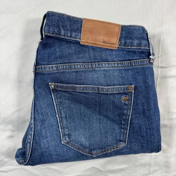 Madewell The Slim Boyjean Women's 25‎ Medium Wash Distressed Raw Hem