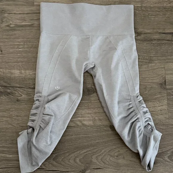 Lululemon Capri‎ Leggings Light Gray Midrise with ruched sides Sz 4
