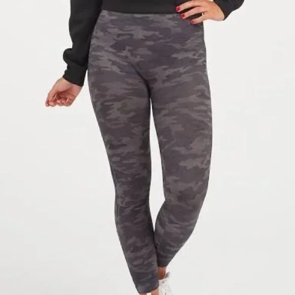 NWT SPANX Look at Me Now Seamless Camo Leggings Size: small (2-4)